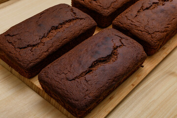 Ciemne brązowe pierniki korzenne leżą na kuchennym drewnianym blacie