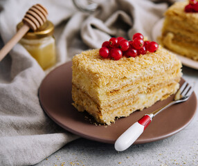 currants on napaleon cake close up