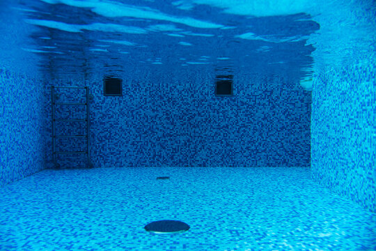 Underwater photo in a small pool with a ladder.