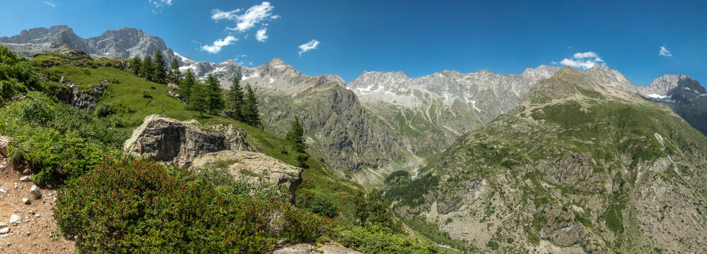 Paysage du Valgaudemar en &eacute;t&eacute; , panoramique sur les Rouies  et Pics du Vaccivier  , Hautes -Alpes , France