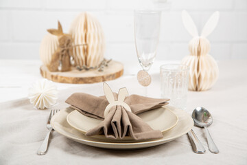 Gedeckter Tisch mit Serviette und Ostern Dekoration in Naturfarben
