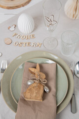 Ostern: Tischdekoration mit Besteck, Teller und Osterdekoration