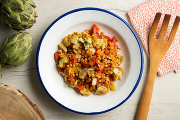 Lentil salad with tomato, onion and artichokes.
