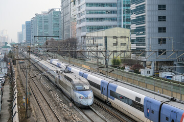 ソウル市内の複々線を走る高速列車