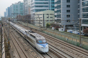 ソウル市内の複々線を走る高速列車