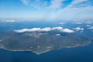 伊豆大島を上空から眺める