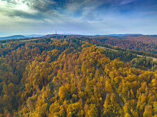 Lot nad Jaworzyną Krynicką jesienią. Piękny krajobraz.