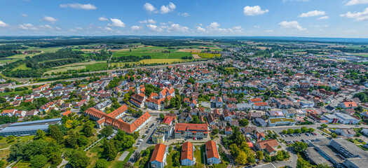Die ehemalige Residentstadt Aulendorf in Oberschwaben von oben, Blick über die Stadt ins...