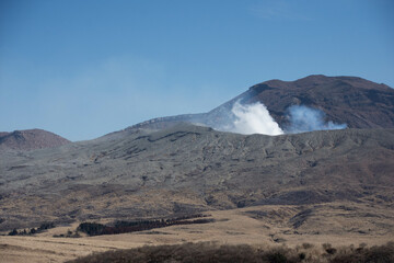 噴煙を上げる中岳