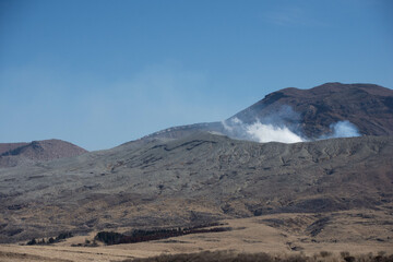 噴煙を上げる中岳