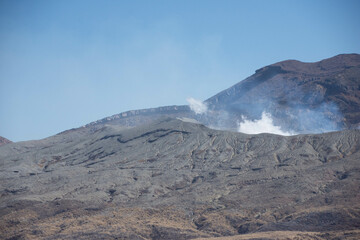 噴煙を上げる中岳