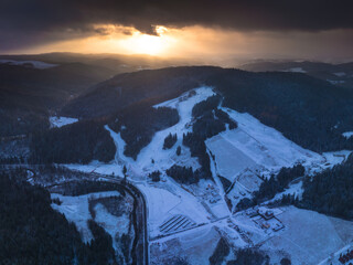  Lot nad stacją narciarską Tylicz-Ski w Tyliczu zimą. Zimowy krajobraz. - obrazy, fototapety, plakaty