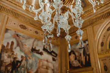 Detalles del cristal tallado de una lámpara de techo de un lujos salón.
