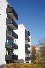 Modernes, weisses  Wohngebäude im Frühling, Findorff, Bremen, Deutschland, Europa