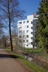 Modernes, weisses  Wohngebäude im Frühling, Findorff, Bremen, Deutschland, Europa