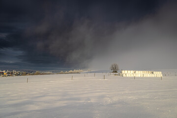Zimowa sceneria nad Mochnaczką Wyżną. Malowniczy widok.
