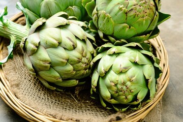 Obraz premium Fresh raw artichoke.