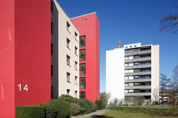 Modernes, rot-weisses  Wohngebäude im Frühling,  Findorff, Bremen, Deutschland