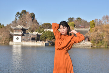 湖畔の女性