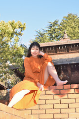 塀に座る女性
