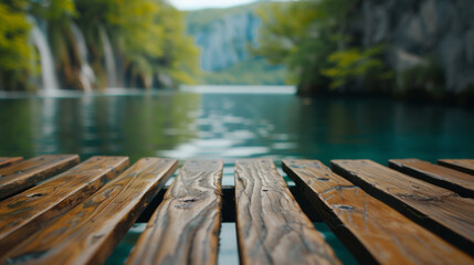 Table en bois vide sur fond flou de rivière en pleine nature lumière bokeh, bannière pour maquette de présentation ou montage de produit
