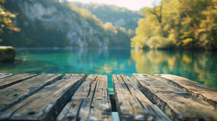 Table en bois vide sur fond flou de rivière en pleine nature lumière bokeh, bannière pour maquette de présentation ou montage de produit
