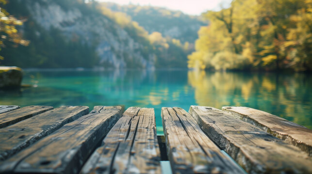Table en bois vide sur fond flou de rivière en pleine nature lumière bokeh, bannière pour maquette de présentation ou montage de produit