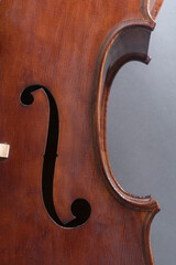 Gebrauchtes , verstaubtes Cello, Detail: Klangloch