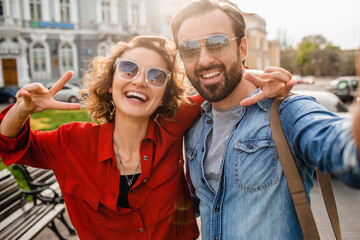 Obraz premium man and woman on romantic vacation walking together