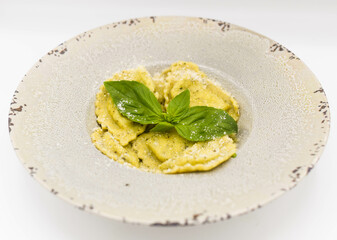 Plato de pasta fresca y casera estilo italiano