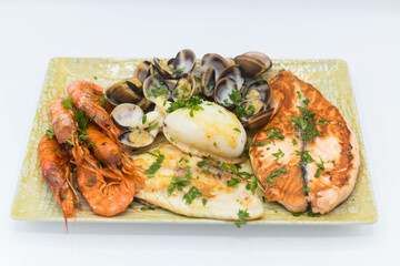 Parrillada de marisco en un restaurante mediterraneo