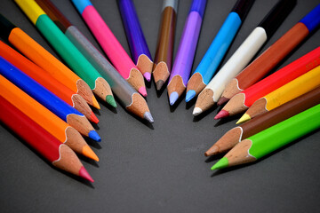 randomly arranged color pencils