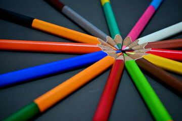 Arrange the color pencils in a circle