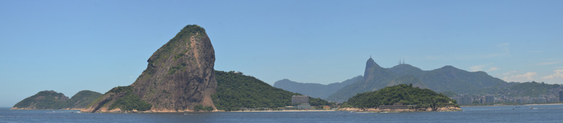 Fototapeta na wymiar Panoramic photo of Sugarloaf Mountain and fortress saint john at the entrance to Guanabara Bay, Pedra da Urca, Rio de Janeiro