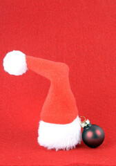 Dekoration mit weihnachtlichen Symbolen auf rotem Hintergrund