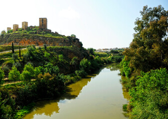Fototapeta na wymiar El castillo y el río Guadaíra a su paso por Alcalá de Guadaíra, provincia de Sevilla, Andalucía, España