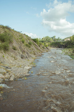 Crecida de ríos. agua baja por la montaña. Fuerza de la naturaleza. desborde de ríos. Represas de agua. 