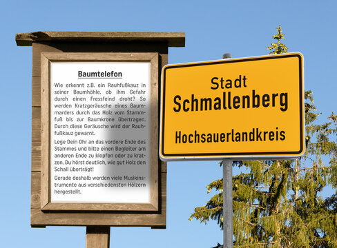 Komposition; Ortstafel mit einem Infotafel auf dem Familienerlebnisweg, Baumtelefon in Schmallenberger Sauerland