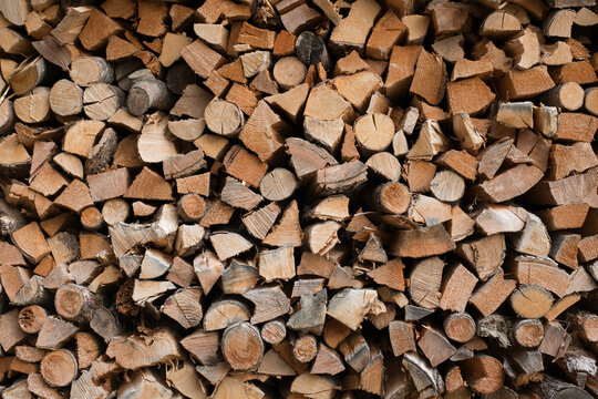 Holzscheite aufgestapelt, fertig zum Heizen