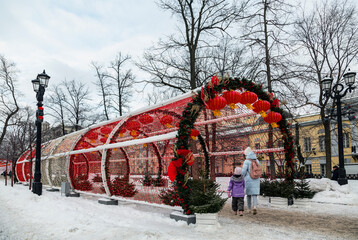 Chinese New Year in Moscow. Decorative tunnel with red decorative lanterns on Tverskoy Boulevard - 736097610