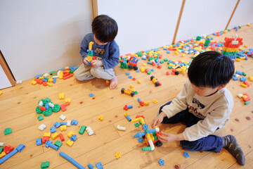 ブロックで遊ぶ男の子