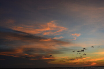 Obraz premium Scenic view of colourful sky during sun setting in Caribbean sea.