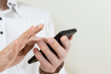スマートフォンを操作する男性