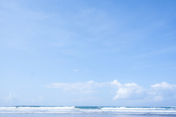 Fototapeta premium 青い空と青い海が暑い夏