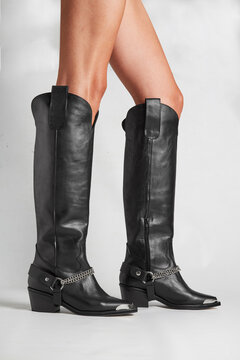 Piernas con botas negras