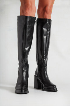 Piernas con botas negras