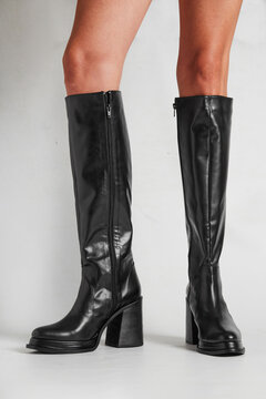 Piernas con botas negras