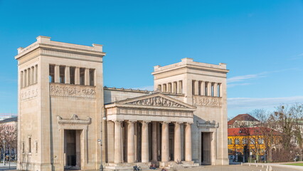 Obraz premium Propylaea or Propylaen timelapse from above. Monumental city gate in Konigsplatz, Munich, Germany, Europe.