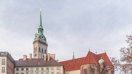 Obraz premium St. Peter's Church Peterskirche clock tower along Viktualienmarkt market street timelapse in Munich, Bavaria, Germany.