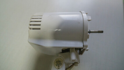 Ventilador branco de pequeno porte com Hélice de 4 pás